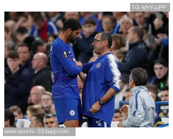 奇克重返英格兰国家队七年后获赠纪念帽子表达喜悦之情 奇克重返英格兰国家队七年后获赠纪念帽子表达喜悦之情