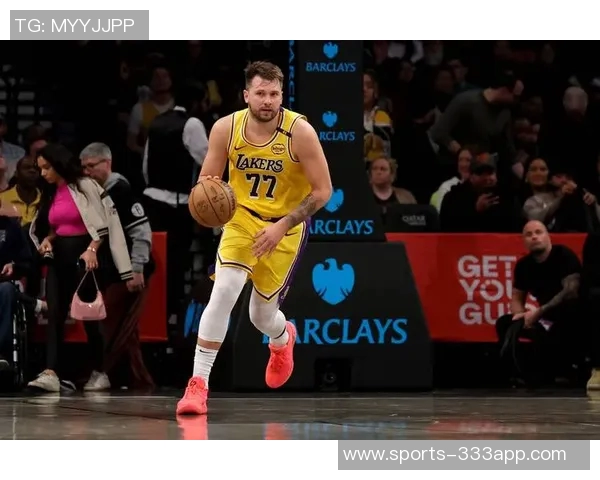 东契奇训练时单脚投三分球10米远险些命中引发里夫斯惊叹 东契奇训练时单脚投三分球10米远险些命中引发里夫斯惊叹