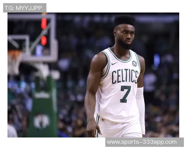 杰伦布朗半场表现抢眼13投6中贡献14分助力球队稳定火力